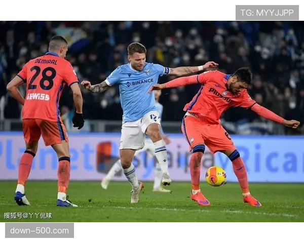 拉齐奥对阵亚特兰大,因球迷向场内投掷烟火比赛中断十分钟 拉齐奥对阵亚特兰大,因球迷向场内投掷烟火比赛中断十分钟